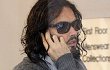 Russell Brand Lepas Cincin Kawin