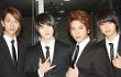 Dua Tahun Debut, CN Blue Dikado Handphone