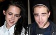 Robert Pattinson Gandeng Tangan Kristen Stewart di Tempat Umum