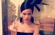Rihanna Jadi Geisha Preman Sambil Acungkan Jari Tengah