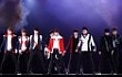 Leeteuk Beri Bunga untuk ELF Indonesia di Konser Super Junior