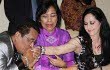 Hotman Paris Cium Tangan Meriam Bellina Usai Damai
