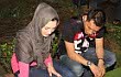 Anang Tenangkan Ashanty yang Menangis di Makam Ayahnya