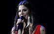 Christina Perri Bagikan Mawar ke Penonton Konsernya