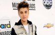 Justin Bieber Mesra dengan Cewek Lain Demi Parfum