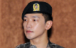 Pose Serius Rain Saat Terima Penghargaan Militer