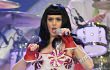 Katy Perry Diminta Desain Ulang Kostum Bra Kincirnya