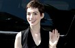 Anne Hathaway Sempat Stres Menyesal Potong Cepak