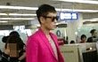 Jas Pink T.O.P Tarik Perhatian di Bandara