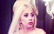 Lady GaGa Kenakan Gaun Pengantin Demi Teman