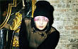 G-Dragon Sapa Fans dari Lokasi Syuting MV Baru