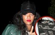 Rihanna Kenakan Kaos Gambar Cara Menggulung Rokok Ganja