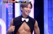 Leeteuk Pamerkan Otot Perutnya ke Fans