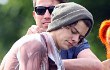 Harry Styles Iseng Jalan-Jalan Kenakan Kostum 'Manusia Otot'