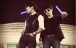 Eunhyuk dan Siwon Bergaya Waktu Nonton Konser Jamiroquai