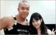 IU Terlihat Kurus Pose di Sebelah Trainer Kesehatan