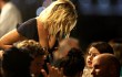 Selena Gomez Syok Lihat Belahan Dada Ashley Benson