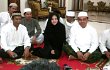 Dewi Persik Tampil Anggun Dikelilingi Pria Berbaju Muslim