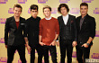 One Direction Kaget Sempat Dihadang Gadis-Gadis Topless