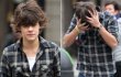 Harry Styles Panik Rambutnya Berantakan Tertiup Angin