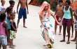 Lady GaGa Main Bola Bareng Anak-Anak Brazil