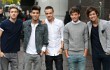 One Direction Sebar Keceriaan Musim Panas di 'Kiss You'