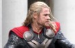 Chris Hemsworth Beraksi dengan Palu di Foto Syuting Baru 'Thor 2'