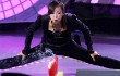 Victoria f(x) Uji Lentur Berjalan di Atas Lilin Buat Fans Kagum