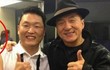 PSY Bangga Bisa Foto Bareng Jackie Chan