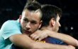 Koleksi 90 Gol, Lionel Messi Dipeluk Fans Saat Pertandingan