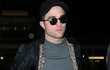 Robert Pattinson Pakai Jaket Feminin Kristen Stewart