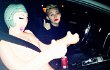 Miley Cyrus Unggah Foto Aneh Bareng Boneka Seks