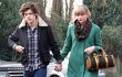 Isu Putus dari Taylor Swift, Harry Styles Rangkul 2 Gadis