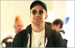 Robert Pattinson Tak Mau Lepas dari Gitarnya Saat ke Australia