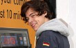 Paparazzi Intip Saldo Tabungan Harry Styles di ATM