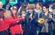Jung Yong Hwa Dapat Hadiah Boneka dari Seohyun SNSD di 'Music Bank'
