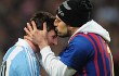 Fans Pria Nekat Cium Lionel Messi di Laga Argentina vs Swedia