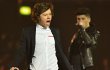 Kemaluan Harry One Direction Kena Lemparan Sepatu Saat Konser