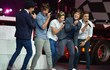 One Direction Pesan Teh Peppermint di Belakang Panggung