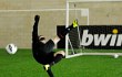 Wayne Rooney Ditertawakan Coba Cetak Gol dengan Mata Tertutup