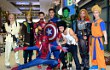 Hebohnya Super Junior Tiba di Bandara Pakai Kostum Superhero