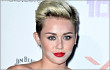 Miley Cyrus Pakai Bedak Tak Rata Saat Pesta Wanita Terseksi Maxim