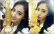 Yuri SNSD Selca Bangga Pamerkan Trofi Baeksang Award