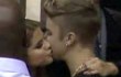 Justin Bieber dan Selena Gomez Kepergok Ciuman di Balik Panggung