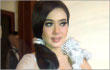 Syahrini Pamer Rambut Angka 6 dan Gaun Aluminium Foil