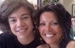 Harry Styles Jadi Pengiring Pria di Pernikahan Ibunya