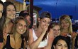 Kristen Stewart Bahagia Pose Bareng Pelayan Seksi