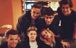 One Direction Nikmati Pemotretan Bareng Model Rosie Huntington-Whiteley