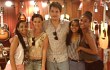 John Mayer dan Katy Perry Hadiahi Fans Gitar Mahal Saat Kencan