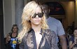 Rihanna Belanja Pakai Swimsuit, Clubbing Bareng Lewis Hamilton